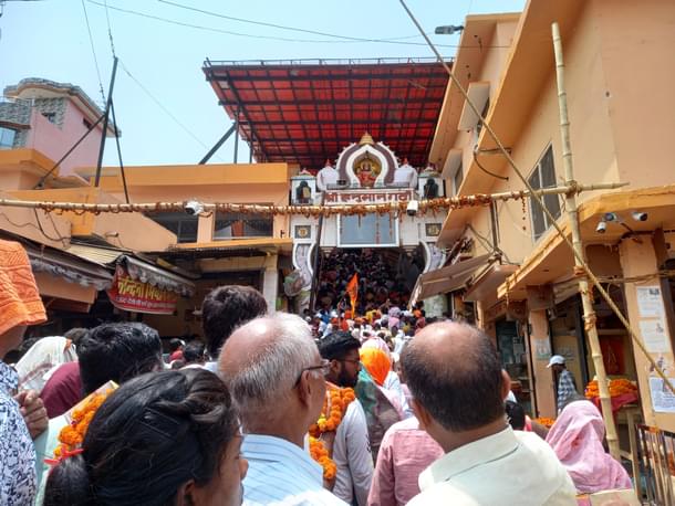 Devotees outside the Hanumangarhi (Image credit: Sumati Mehrishi)